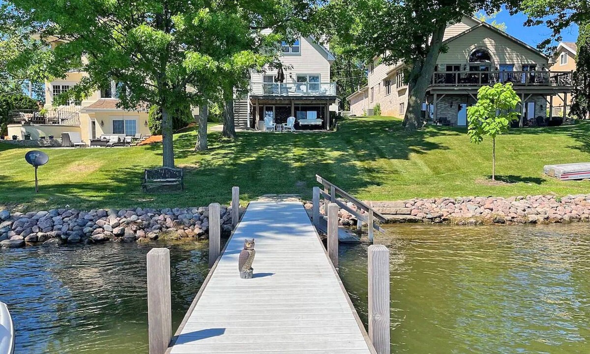Pewaukee House | Pewaukee Lakefront Retreat: Pontoon+Jet Ski Available: Private Pier: Sleeps 8