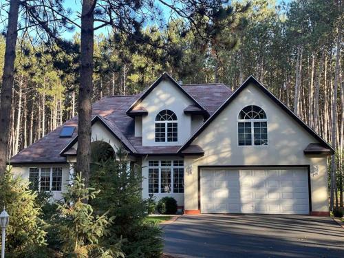 Arkdale House | Pine Forest Villa w/hot tub 5 min from Lake
