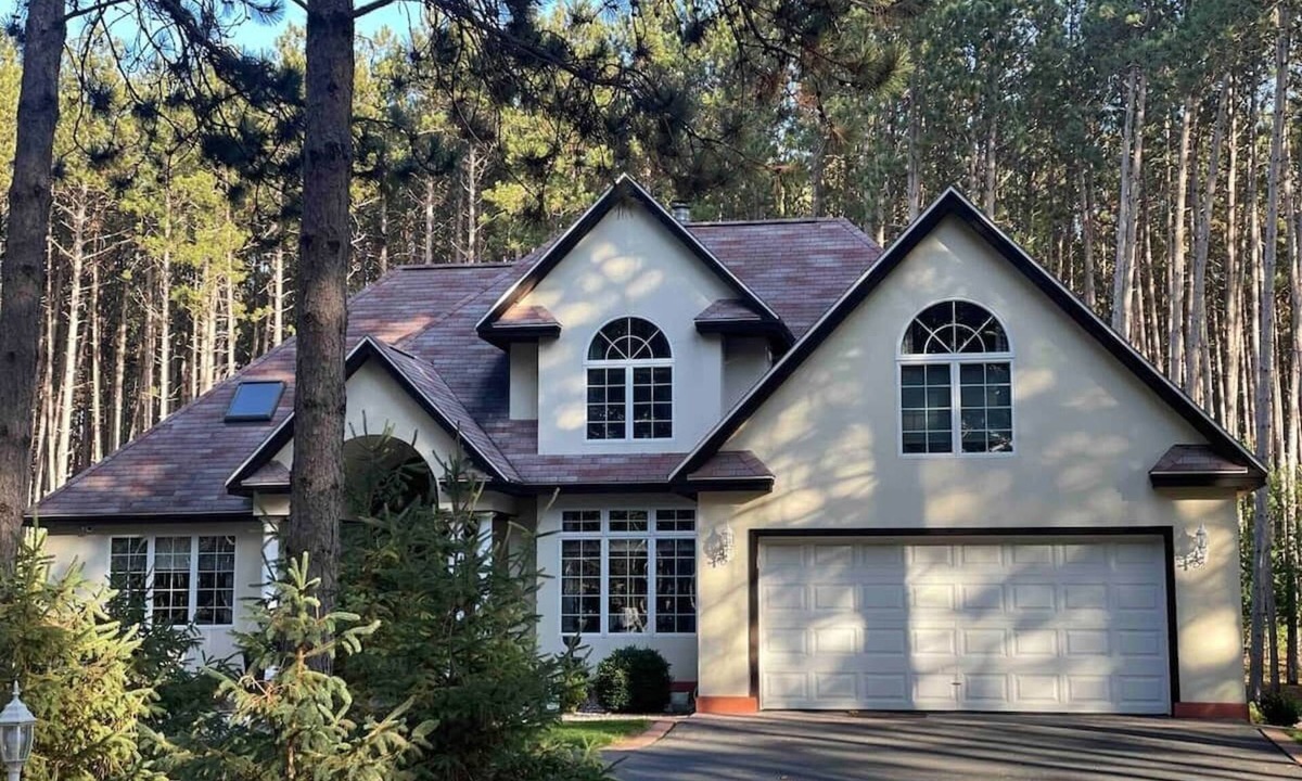 Lake Shore Estates Villa | Pine Forest Villa w/hot tub 5 min from Lake