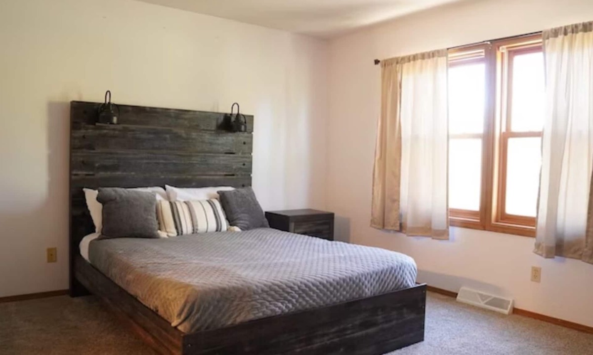 Pittsfield House | Pine Lakes Family Fun Haven | Lakeside Cabins, Pools & Waterpark Access