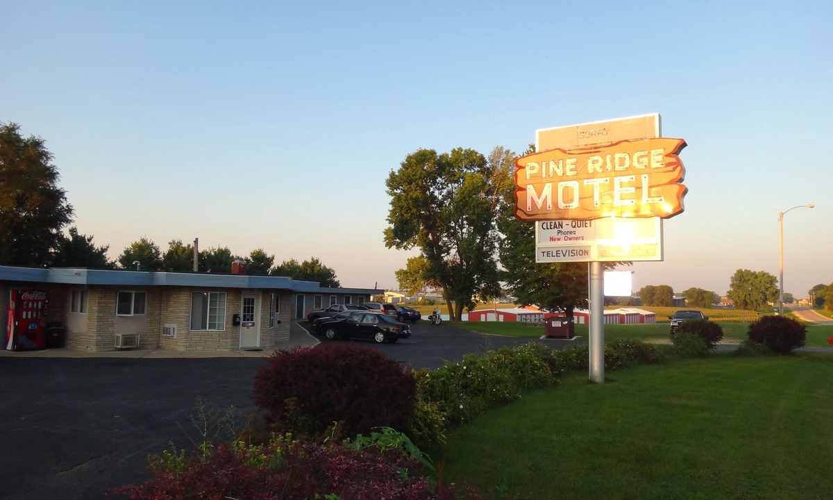 Dodgeville Hotel | Pine Ridge Motel