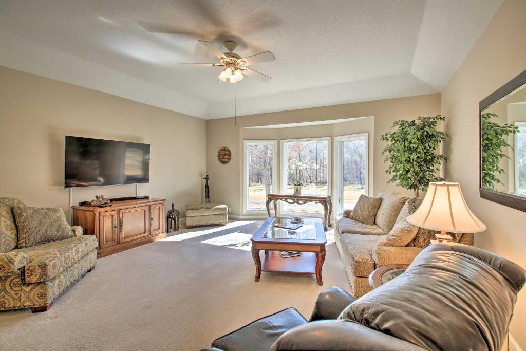 Hot Springs Village House | Ponce de Leon Golf Course Home on 12th Green!