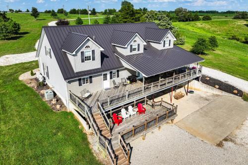 Fortuna House | Pond Access & Fishing: 'Cedar Lodge' in Versailles
