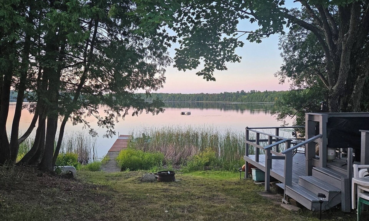 Cornell Cabin | Popeye and Grammy’s Lookout Point: Cozy Lakeside Cabin for Two