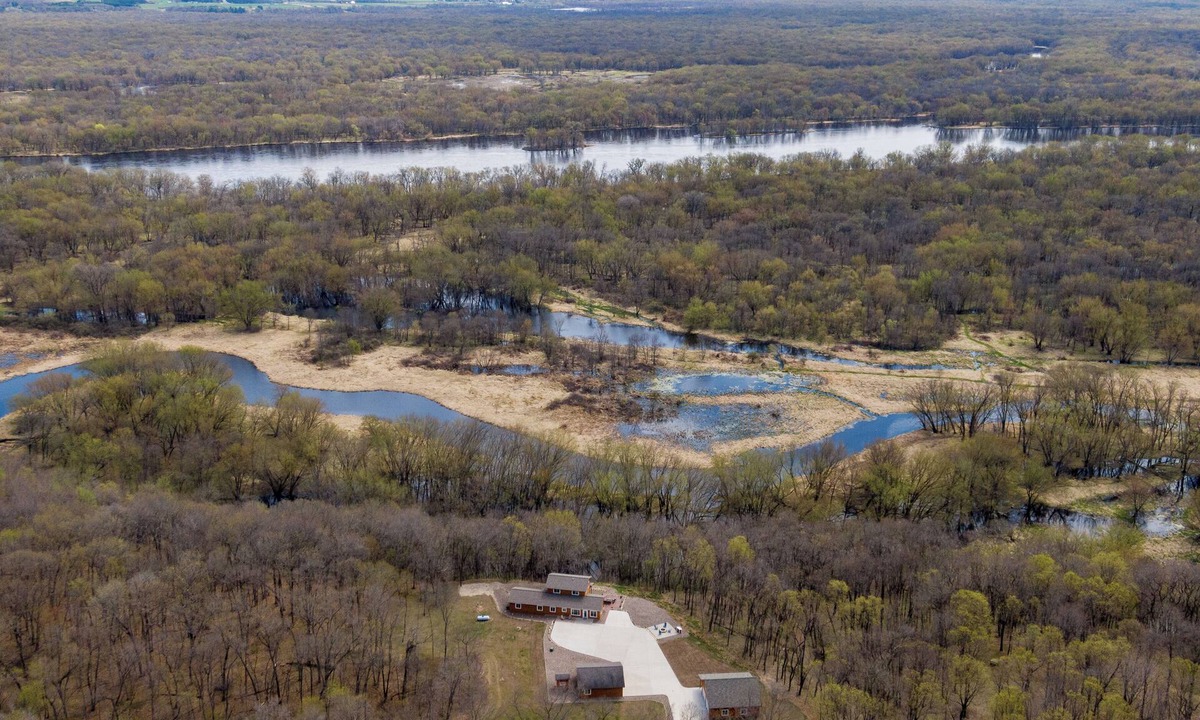 Pepin Cabin | Private 4-Bedroom Retreat in peaceful Pepin.