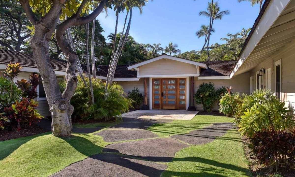 Kaanapali Hotel | Private Beach House + Backyard, Patio, and Hot Tub