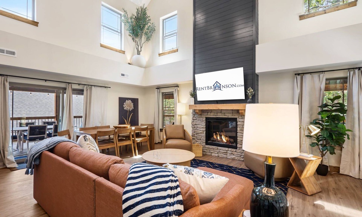 Branson House | Private Hot Tub Cabin with Country Music Decor, Community Pools & Free Tickets Near Table Rock