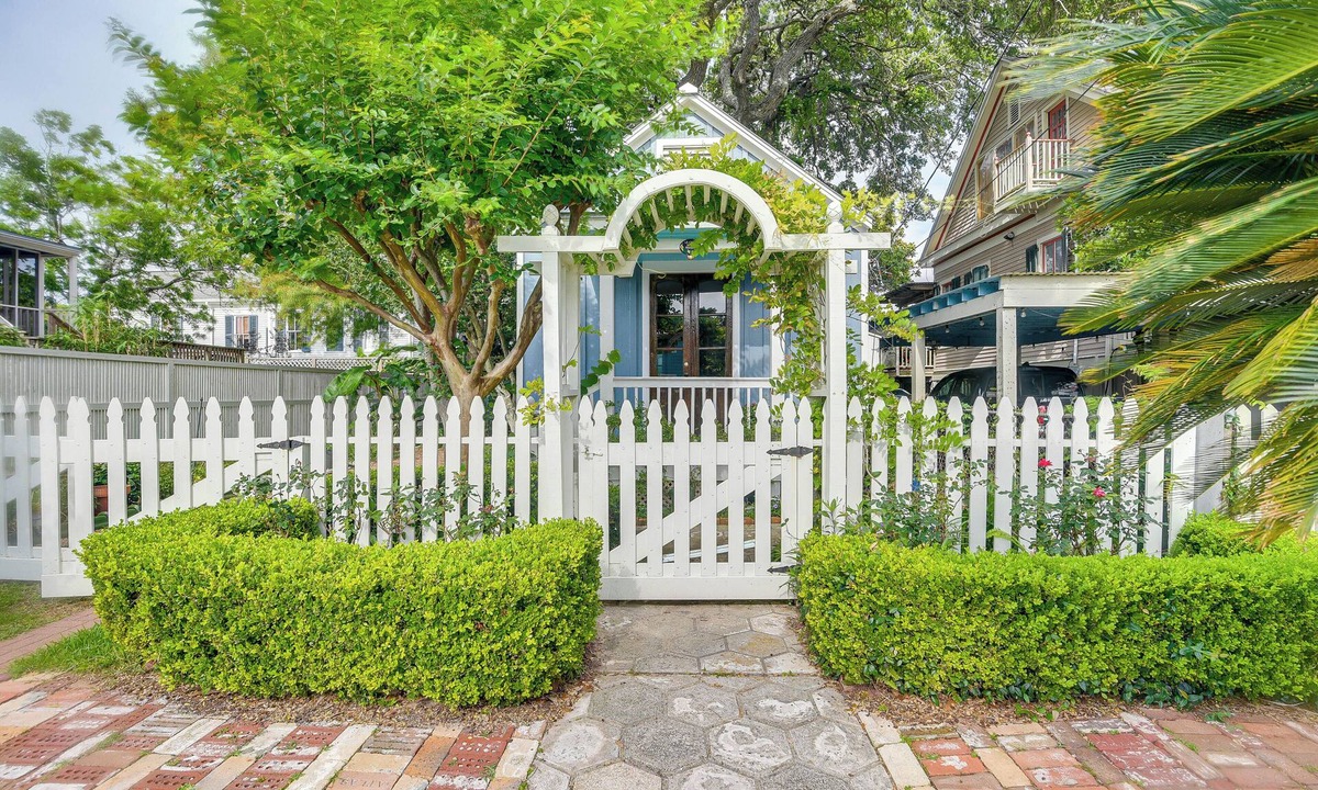 San Jacinto Cottage | Private Spa & Seawall: Dog-friendly Galveston Gem