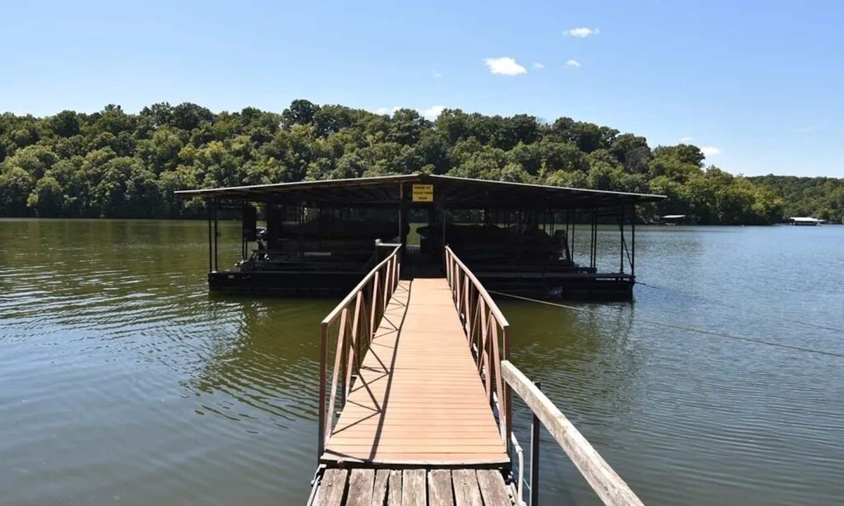 Barnett House | Property Rental 500 Per Week + Boat Rental 500 Per Week + Fees