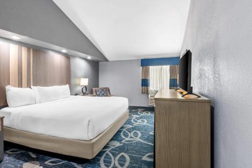 Shawnee Hotel | Quality Inn Shawnee North I-40