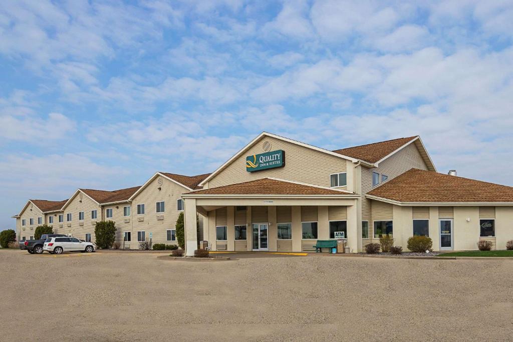Belmont Hotel | Quality Inn & Suites Belmont - Platteville