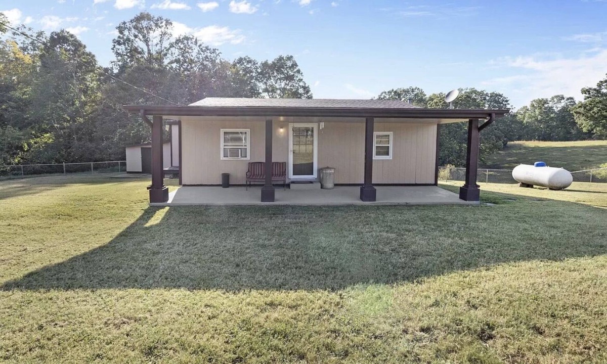 Dickson Cottage | Quiet Country cottage in Dickson, Tennessee. Only 40 miles from West Nashville.