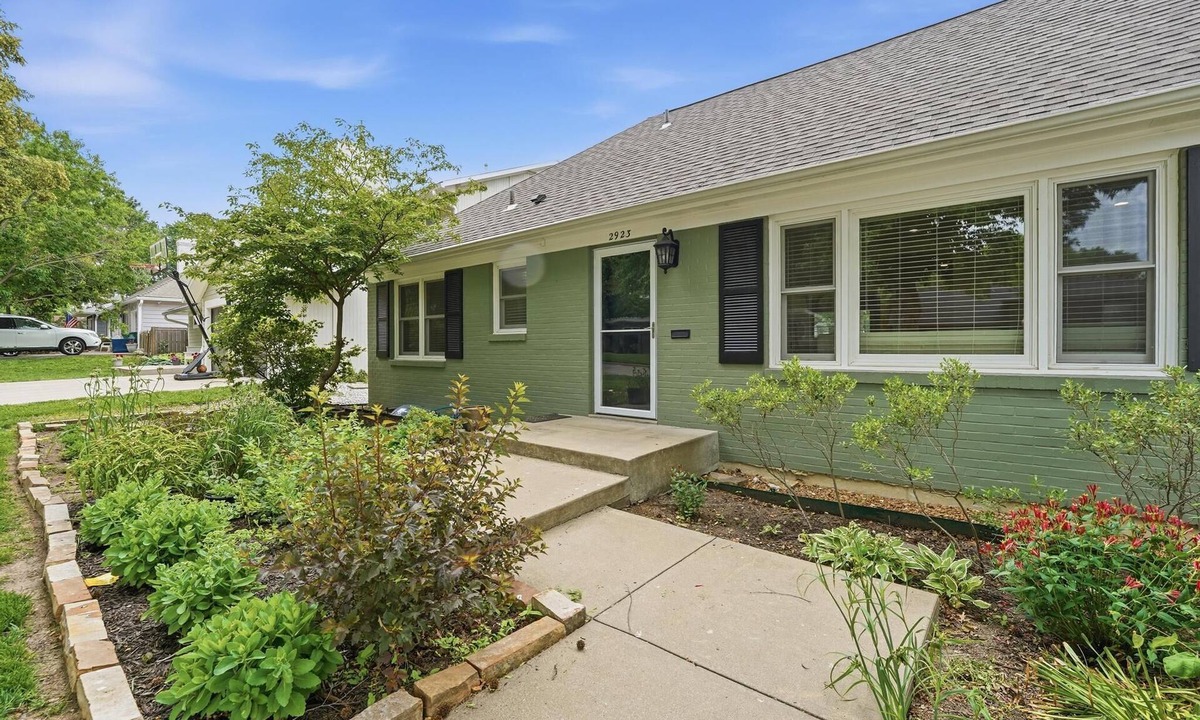 Westwood House | Quiet House With a Cabin Feel