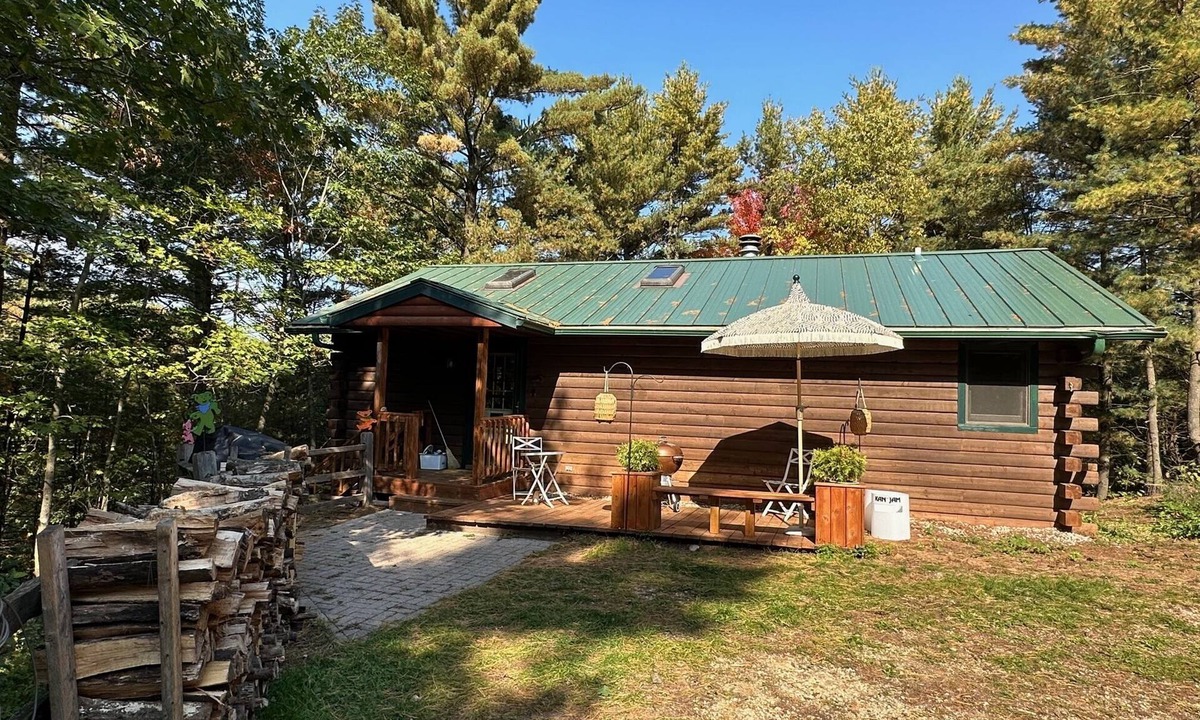 Oxford House | Quiet Lakefront Cabin Getaway Near Wisconsin Dells