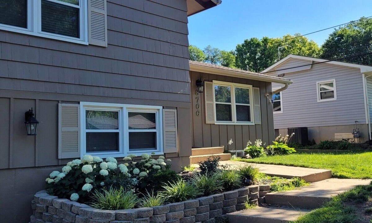 Overland Park House | Quiet OP Neighborhood | 5BR | 5 Kings, 1 Queen