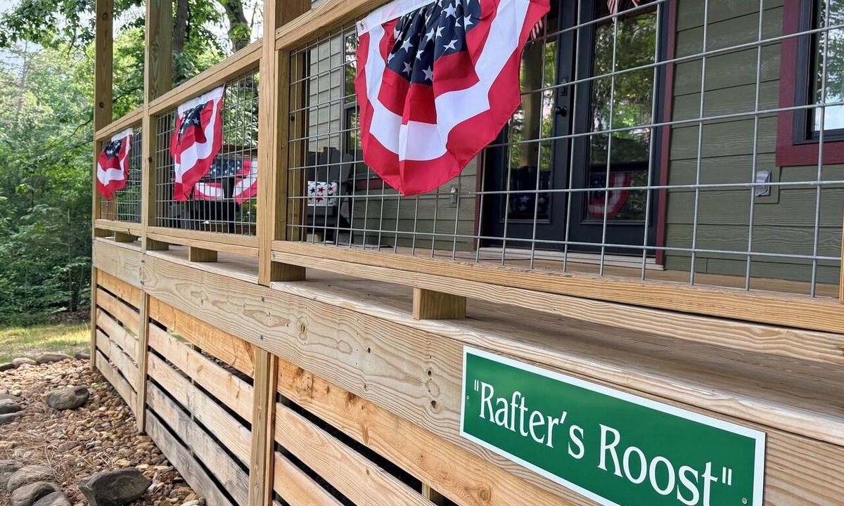 Ocoee Cabin | Rafter's Roost is a charming 1 bedroom with a loft cabin in the charming Ocoee