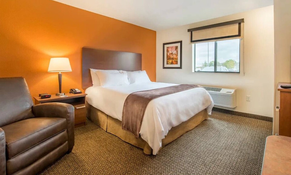 Lebanon Hotel | Relax in This Spacious Room Perfect for Cooking & Lounging Near Historic Village