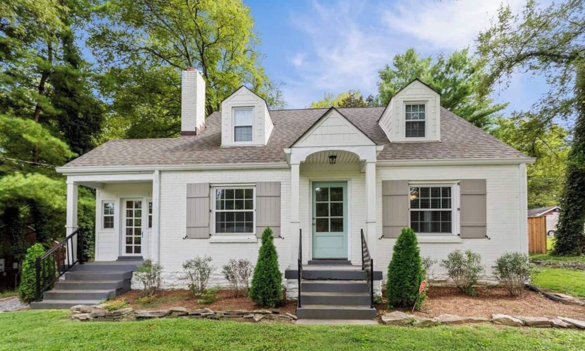 Bluefields House | Relax with the whole family at this peaceful cottage 6 miles to downtown , Opryland and other great attractions in Nashville. This home sleeps 10 comfortably it has 4 bedrooms 3 full bathrooms. Outdoor patio with a bar, hot tub, fire pit and yard