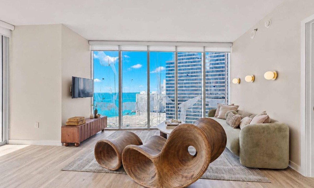 Downtown Miami Condo | Remodeled 2B/2B Water View Free Parking Pool&Spa
