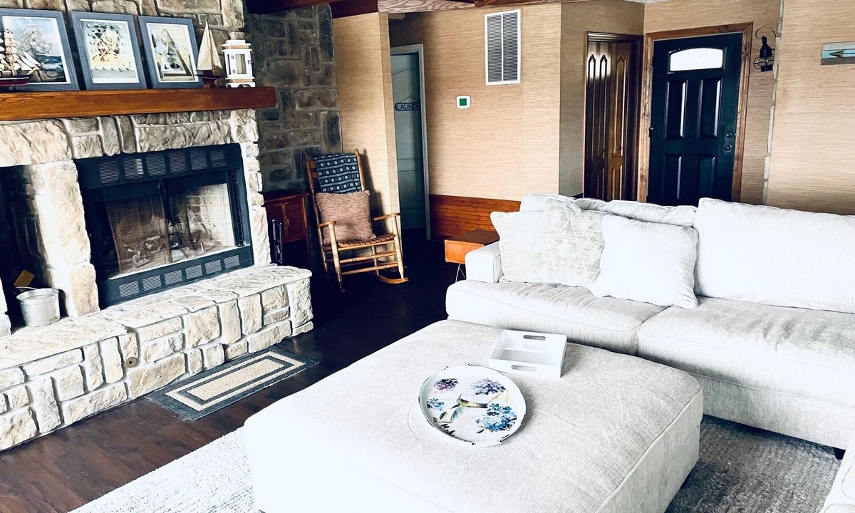 Eureka Springs House | Remote Beaver Lake Home with Stunning View