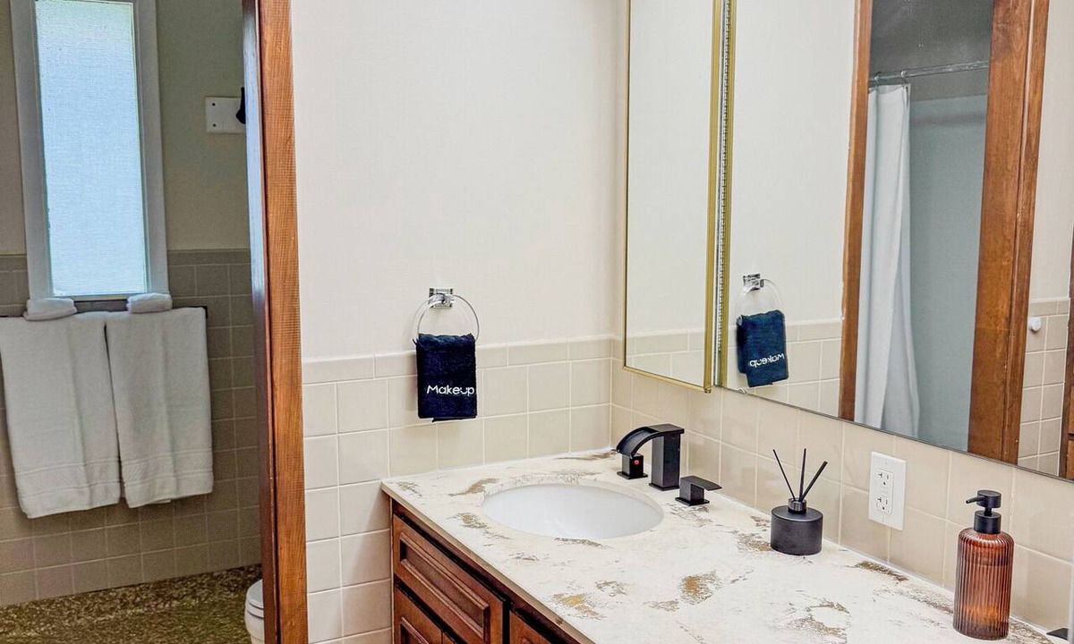 Hutchinson House | Renovated 2BR Home · Mins to State Fairgrounds & Downtown