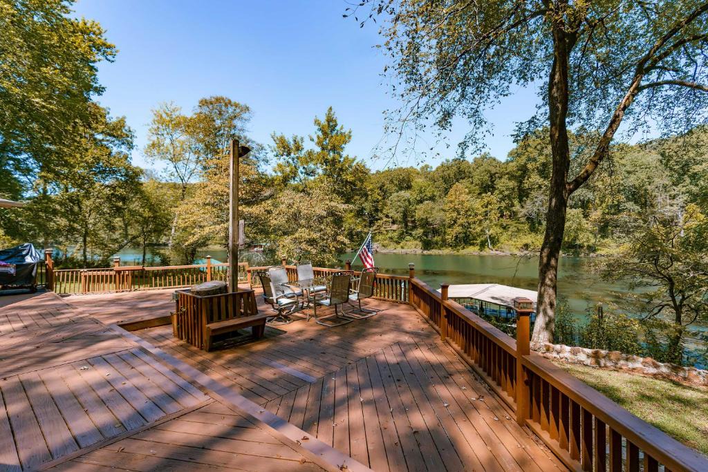 Wilburn House | Riverfront Retreat with Fire Pit Fish and Hike!