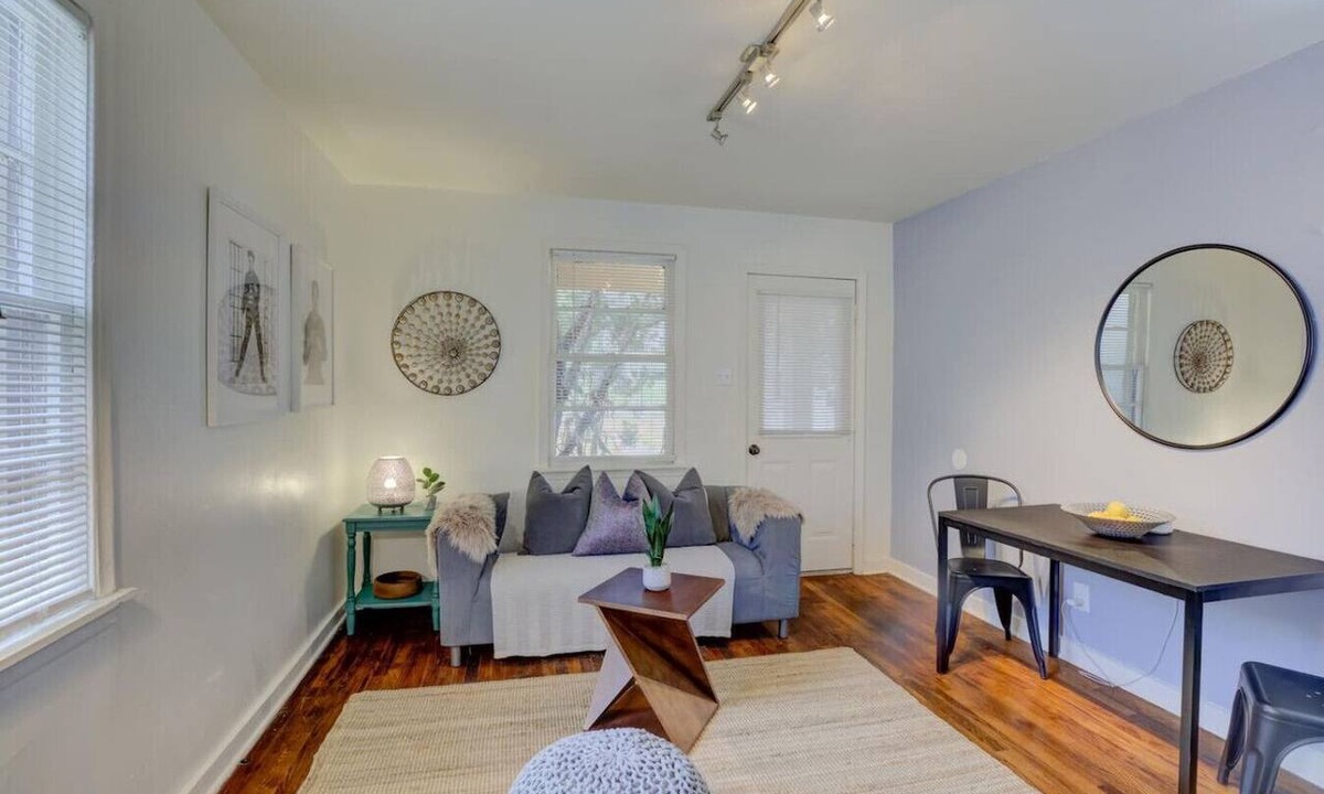 Midtown Apartment | Rock ‘n Relax: 15 Min to Graceland | Free Parking