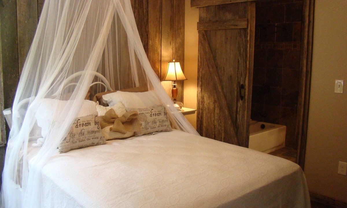 Maryville Cottage | Rocky Creek Cottage ~A charming 2-bedroom country cottage in beautiful Maryville