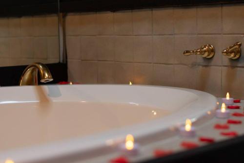 Kissimmee House | Romantic Getaway Cabin with Jacuzzi