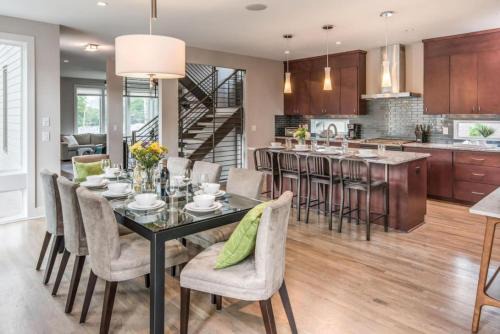 Edgehill House | Rooftop Near Gulch AND Broadway Sleep 12