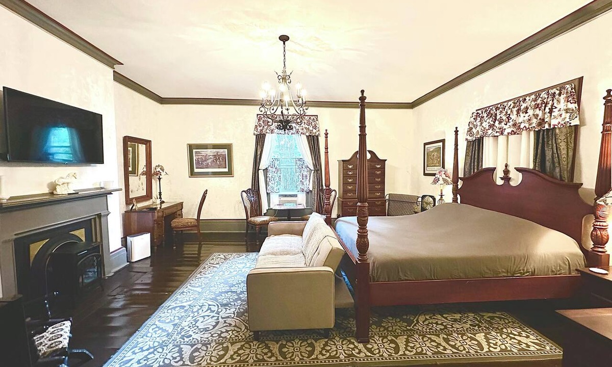 Shelbyville Bed & Breakfast | Room 4 King Belmont Inn. In room private bathroom 2nd floor Shelbyville, TN