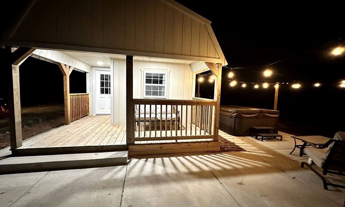 Sardis House | Rustic Cabin Escape with Hot Tub Near Oxford, Mississippi
