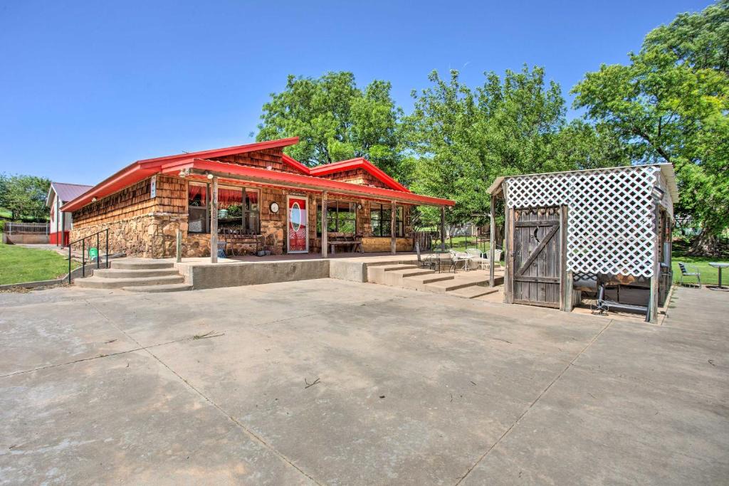 Custer County House | Rustic Home w/Patio, 1 Mi to Sunset Beach!