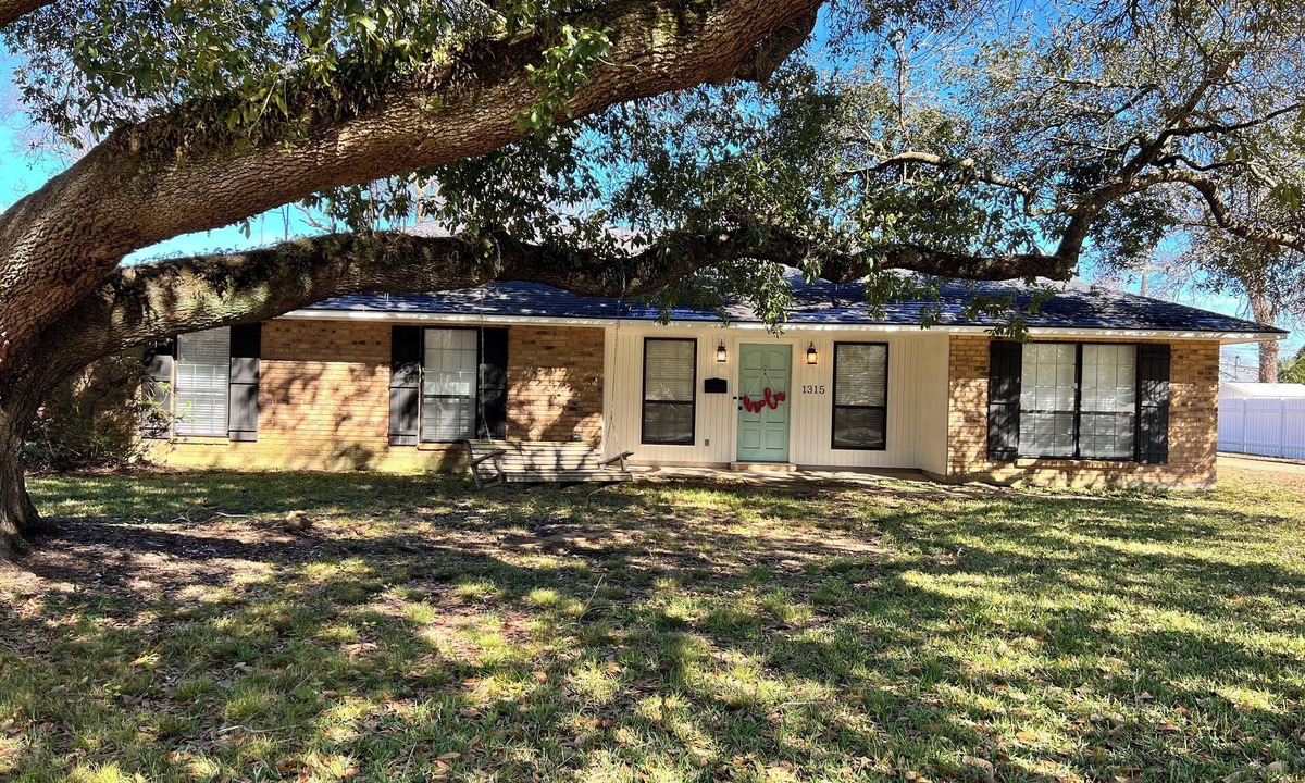 Alexandria House | Safe, Family-Friendly Home in the Middle of Town!
