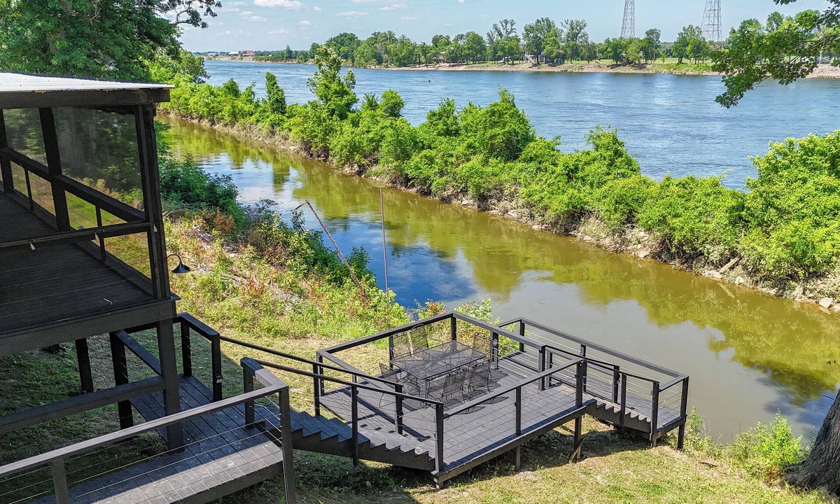 Counce House | Screened Patio on Pickwick River- Boat & RV Parking, Fishing Pier- Dogs allowed