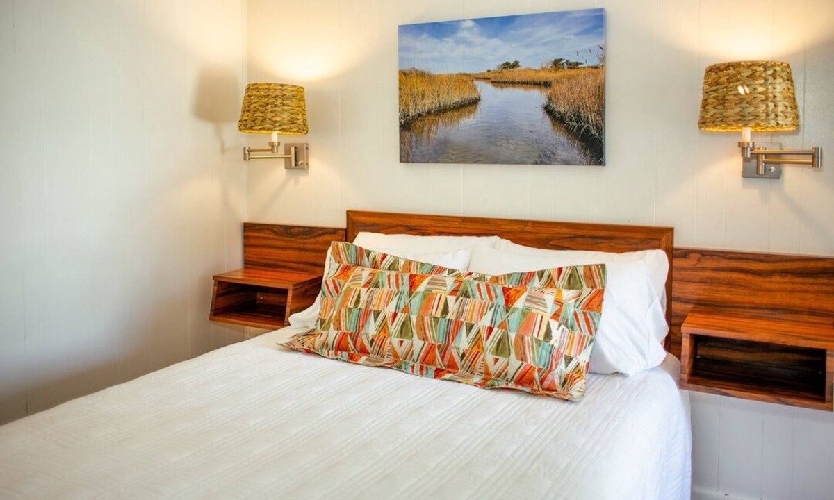 Ocracoke Cabin | 'Sea Oat Suite' Bluff Shoal Motel - Room 1