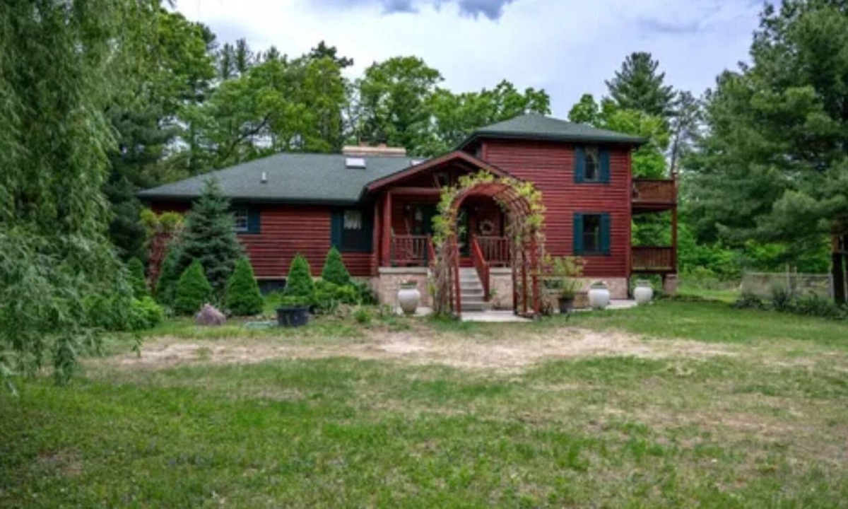 New Lisbon Cabin | Secluded 4-bedroom log cabin surrounded by beautiful forest