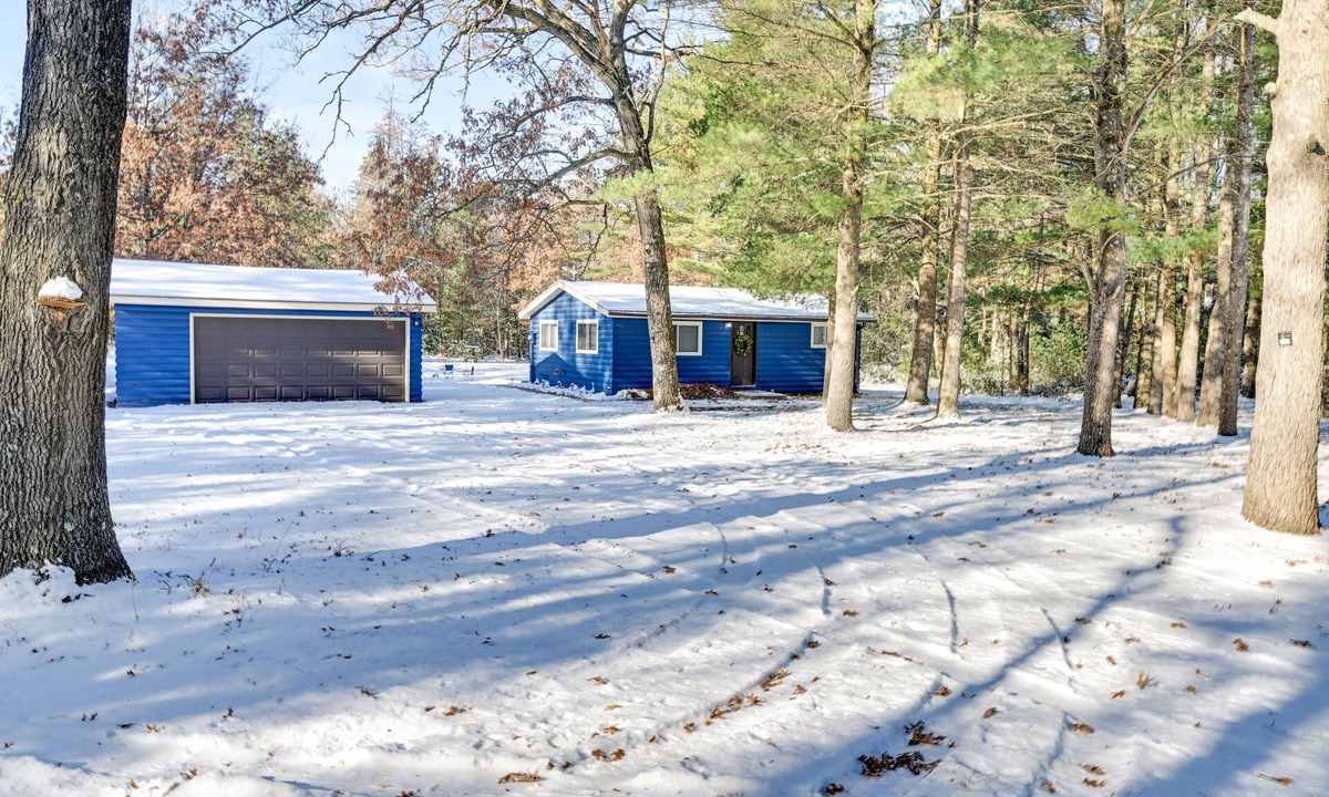 Friendship Cabin | Secluded Cabin ~ 15 Mi to Castle Rock Lake!