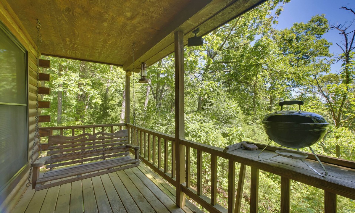 Eureka Springs Cabin | Secluded Studio w/Deck ~ 8 Miles to Beaver Lake!