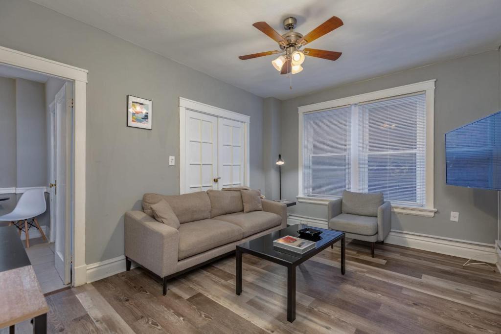 Central West End Apartment | Simple CWE 2BR near BJC by Zencity