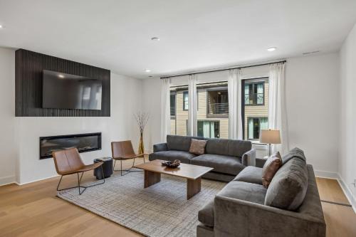 Hurwood Heights House | Sleek Nashville Trio Townhomes 9BR 3 Hot Tubs