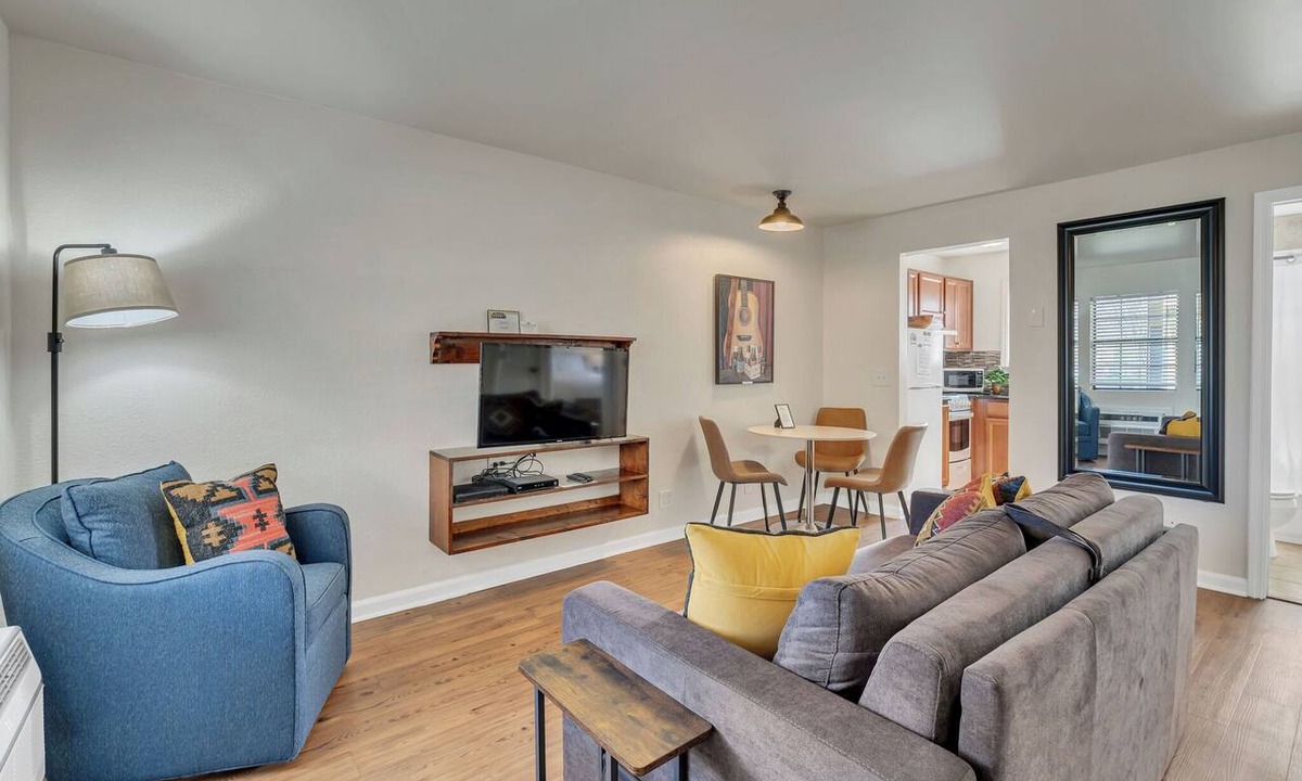 West End Apartment | Sleep 6! Free Parking! 1 Mile From Broadway!