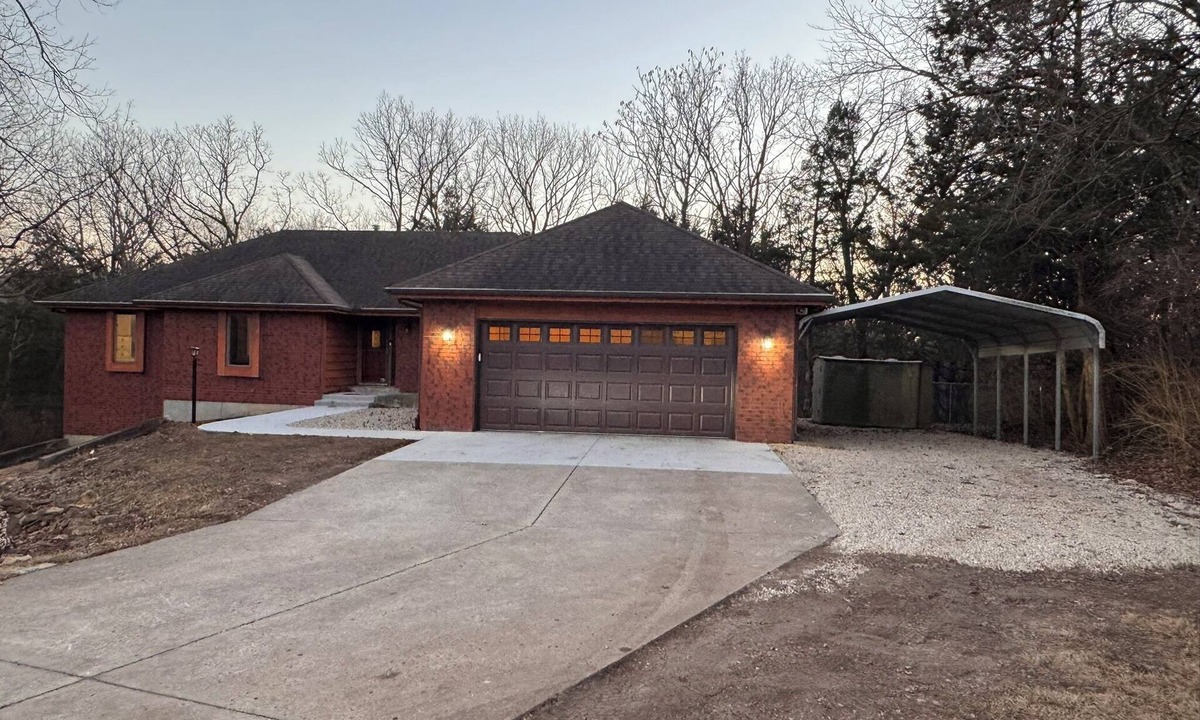 Topeka House | Sleeps 15+, Teams & Families, Lake Shawnee & Sports, Rec Room, Decks & Parking