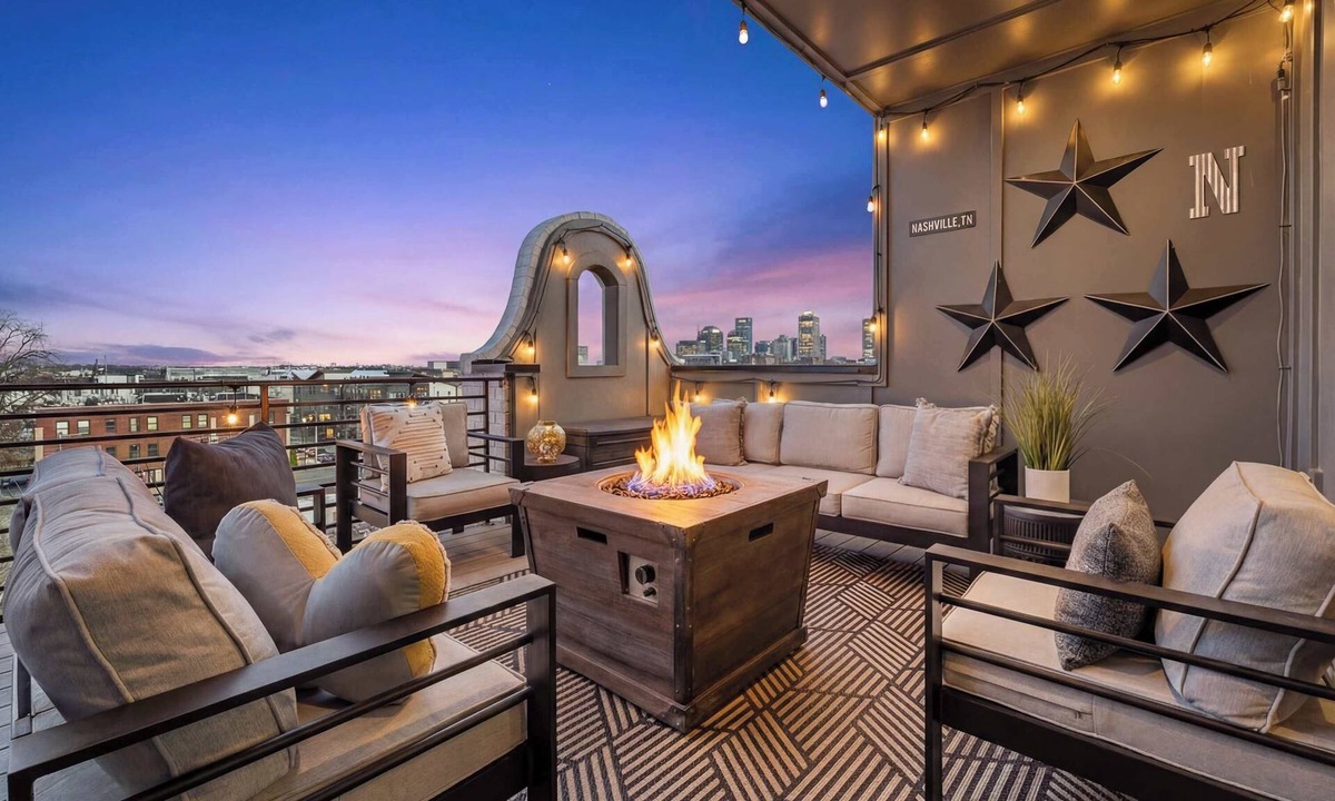 Buena Vista House | Sleeps 24! Broadway Views, Rooftops & Karaoke