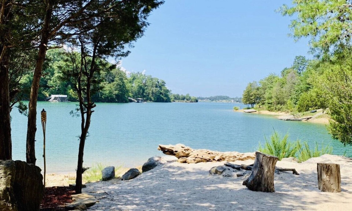 Dandridge House | Sleeps 24 -Douglas Lake Access - Boat dock - Game Room - Family Fun!