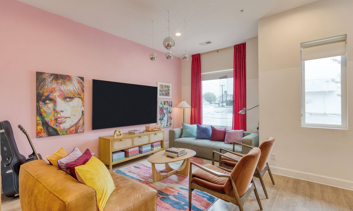 Buena Vista House | Sleeps 44 | 4 Taylor-Inspired Lofts w/Skyline Views & Photo-Worthy Moments