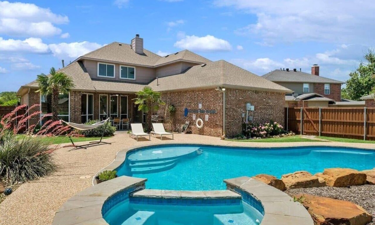 Rockwall House | Southern Charm & Luxury Living - BBQ & Pool