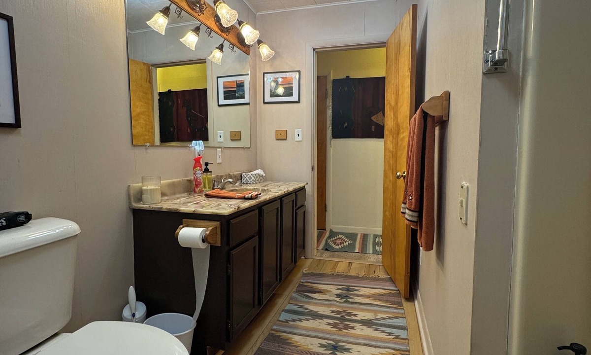 Argyle House | Spacious 5-bedroom house in Montrose with AC, and room for the whole family.