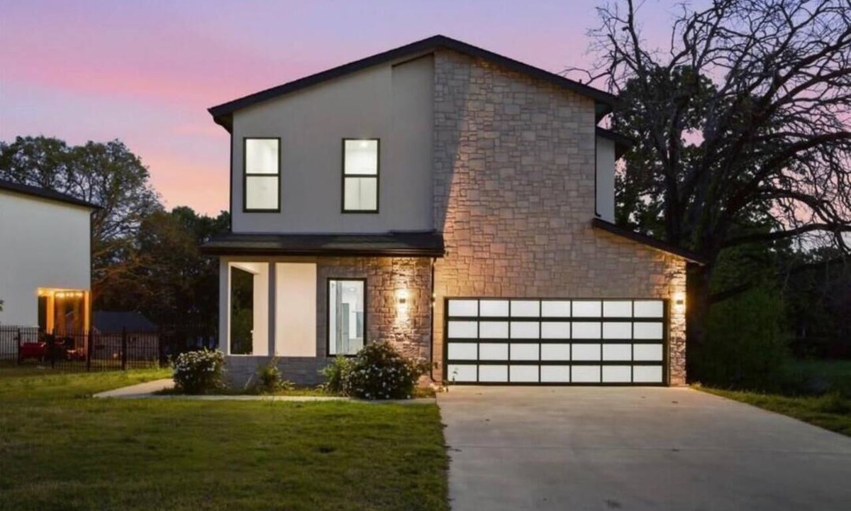 Quinlan House | Spacious 5-bedroom Lake house in quaint Quinlan with AC