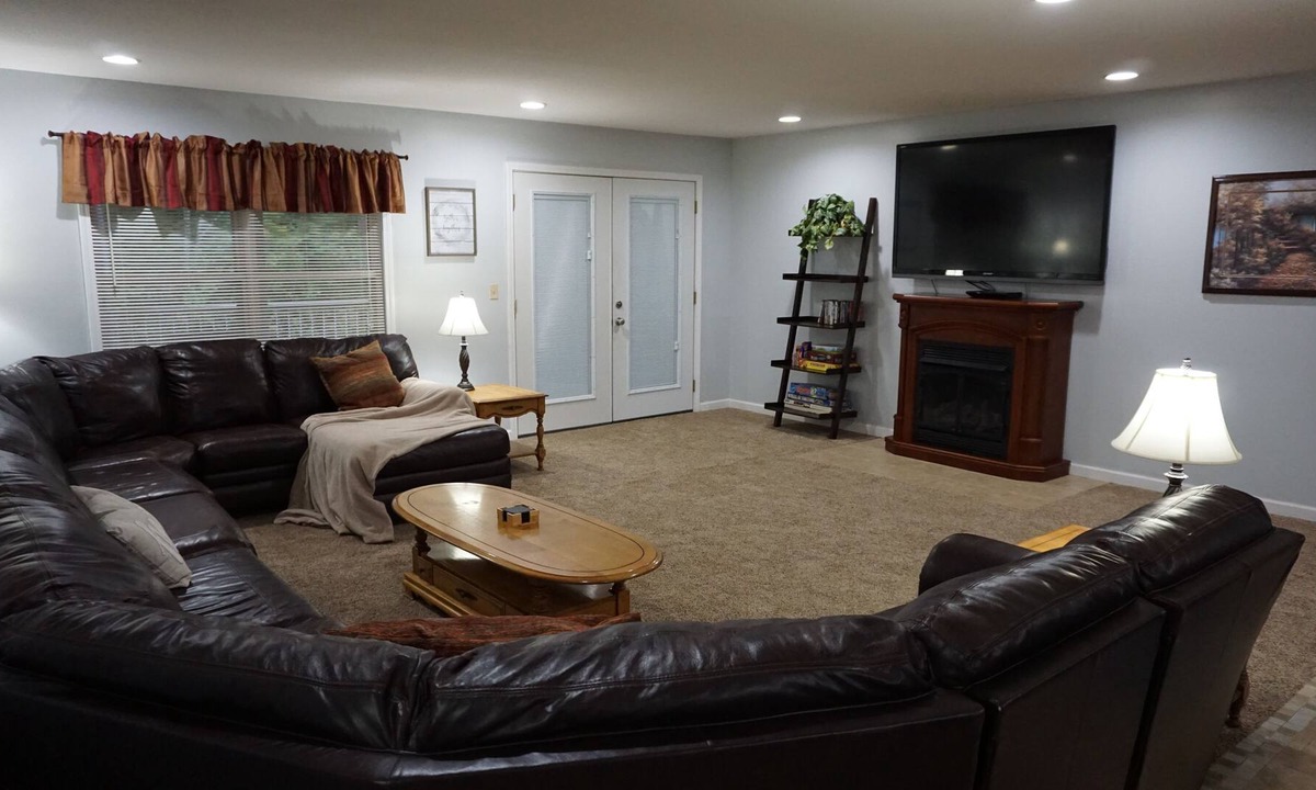 Almo House | Spacious 6 bedrooms, 3 bath, with 2 full kitchen and washer & dryer Cabin